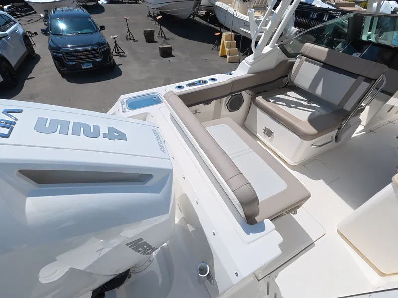 Slide: The Image of Boston Whaler 240 Vantage 2026 - 4