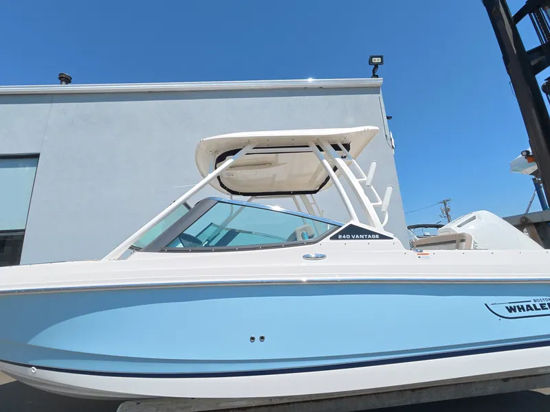 Slide: The Image of Boston Whaler 240 Vantage 2026 - 40