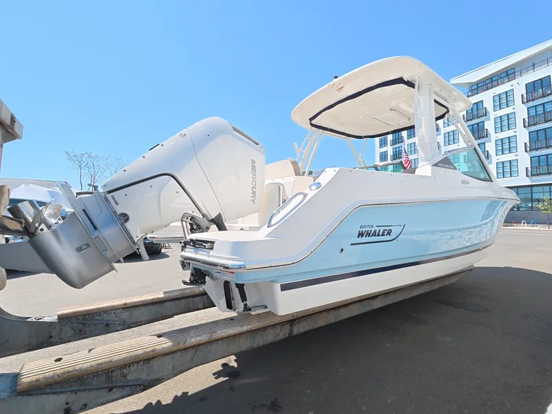Slide: The Image of Boston Whaler 240 Vantage 2026 - 42