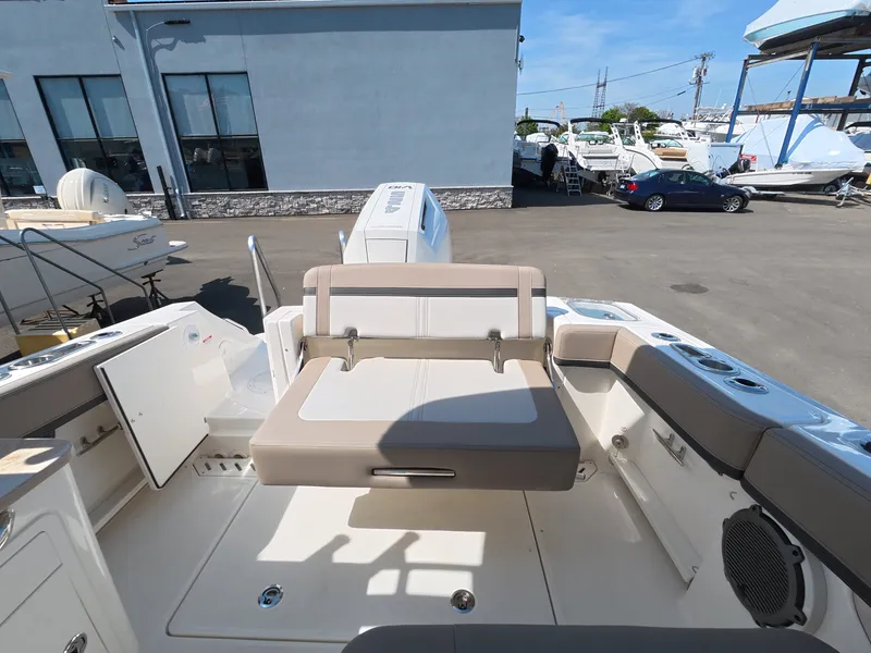 Slide: The Image of Boston Whaler 240 Vantage 2026 - 5