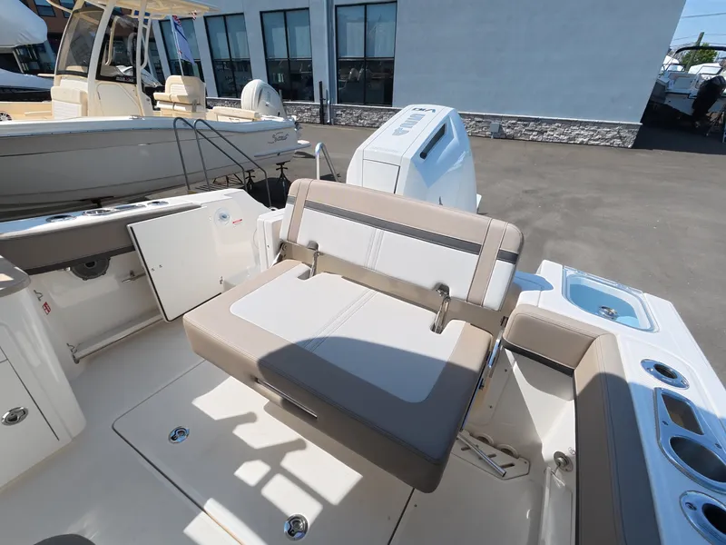 Slide: The Image of Boston Whaler 240 Vantage 2026 - 6