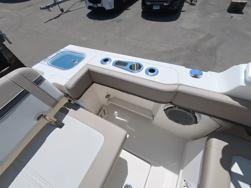 Slide: The Image of Boston Whaler 240 Vantage 2026 - 7