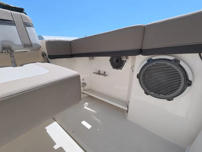 Slide: The Image of Boston Whaler 240 Vantage 2026 - 8