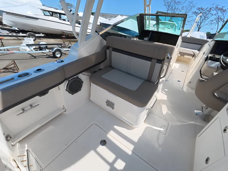 Slide: The Image of Boston Whaler 240 Vantage 2026 - 9