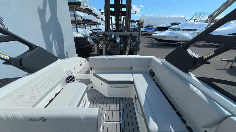 Slide: The Image of Sea Ray SDX 270 Outboard 2026 - 18