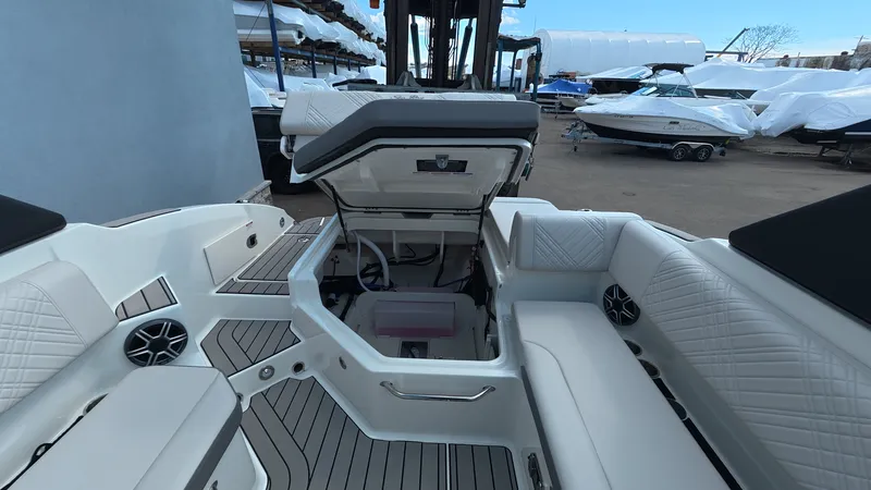Slide: The Image of Sea Ray SDX 270 Outboard 2026 - 25
