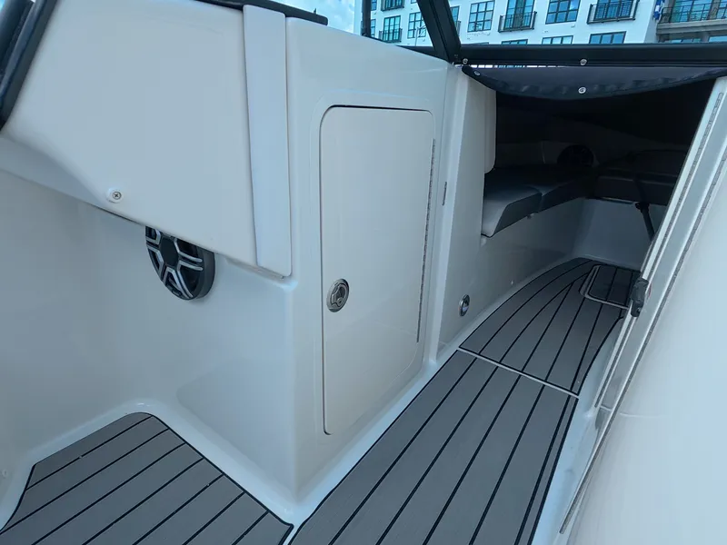 Slide: The Image of Sea Ray SDX 270 Outboard 2026 - 31