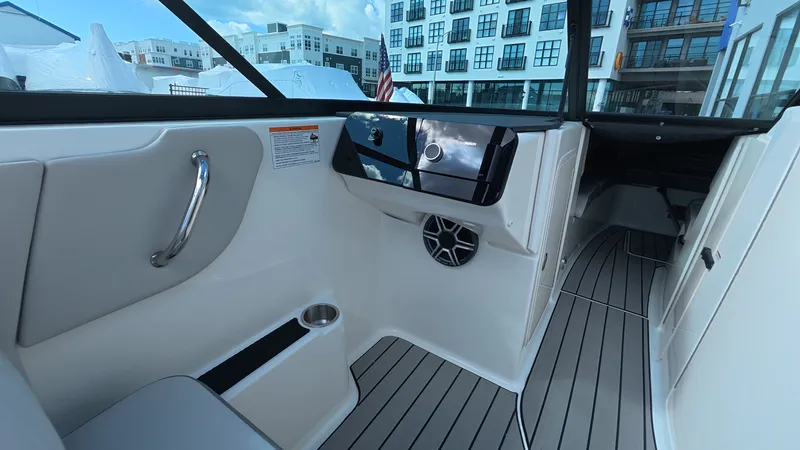 Slide: The Image of Sea Ray SDX 270 Outboard 2026 - 36