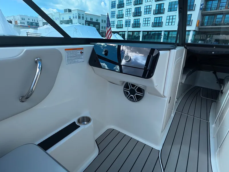 Slide: The Image of Sea Ray SDX 270 Outboard 2026 - 28
