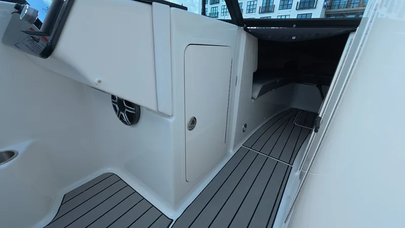 Slide: The Image of Sea Ray SDX 270 Outboard 2026 - 38