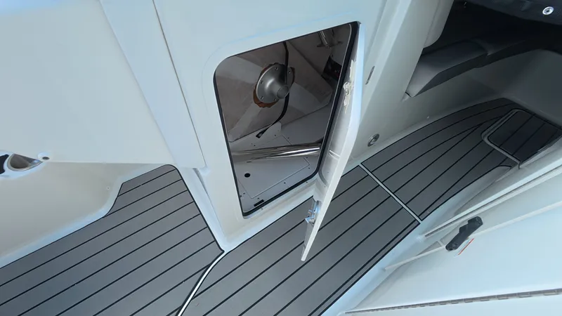 Slide: The Image of Sea Ray SDX 270 Outboard 2026 - 39