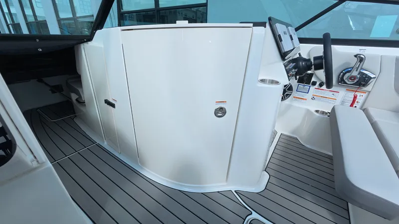 Slide: The Image of Sea Ray SDX 270 Outboard 2026 - 40