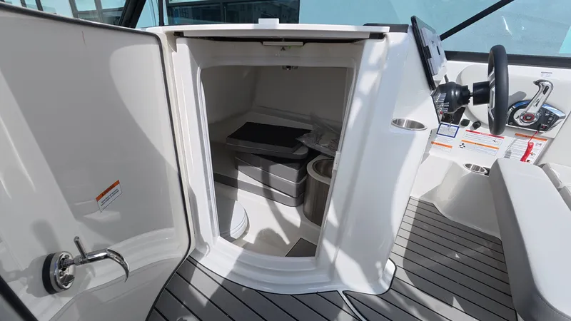 Slide: The Image of Sea Ray SDX 270 Outboard 2026 - 41
