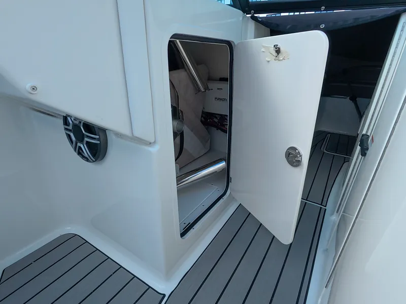 Slide: The Image of Sea Ray SDX 270 Outboard 2026 - 32