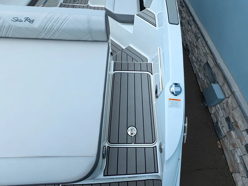 Slide: The Image of Sea Ray SDX 270 Outboard 2026 - 10