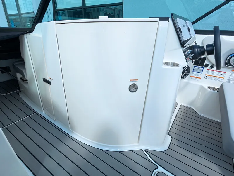 Slide: The Image of Sea Ray SDX 270 Outboard 2026 - 34