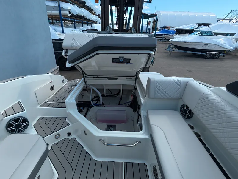 Slide: The Image of Sea Ray SDX 270 Outboard 2026 - 21