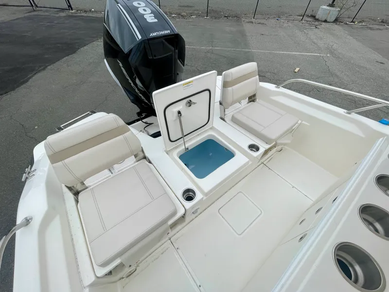 Slide: The Image of Boston Whaler 250 Dauntless 2026 - 3