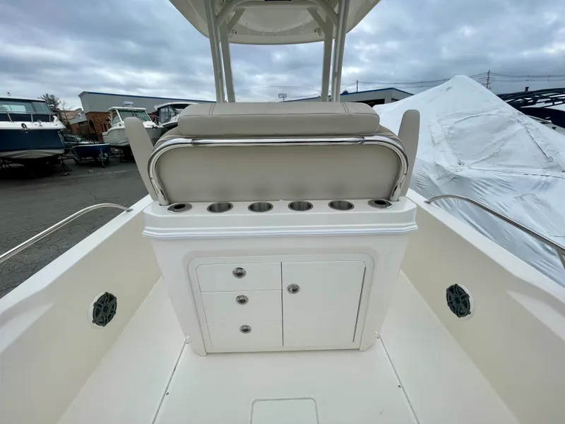 Slide: The Image of Boston Whaler 250 Dauntless 2026 - 4