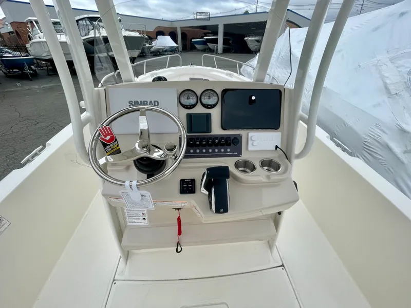Slide: The Image of Boston Whaler 250 Dauntless 2026 - 6