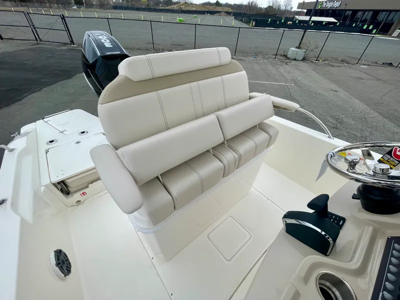 Slide: The Image of Boston Whaler 250 Dauntless 2026 - 7