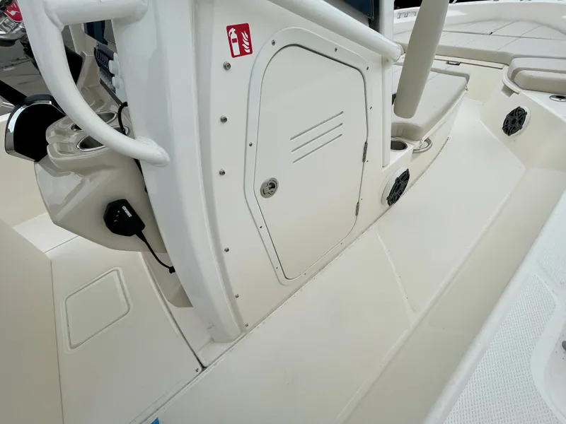 Slide: The Image of Boston Whaler 250 Dauntless 2026 - 9