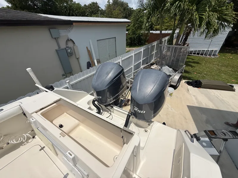 Slide: The Image of Pursuit 2870 CENTER CONSOLE 1999 - 14