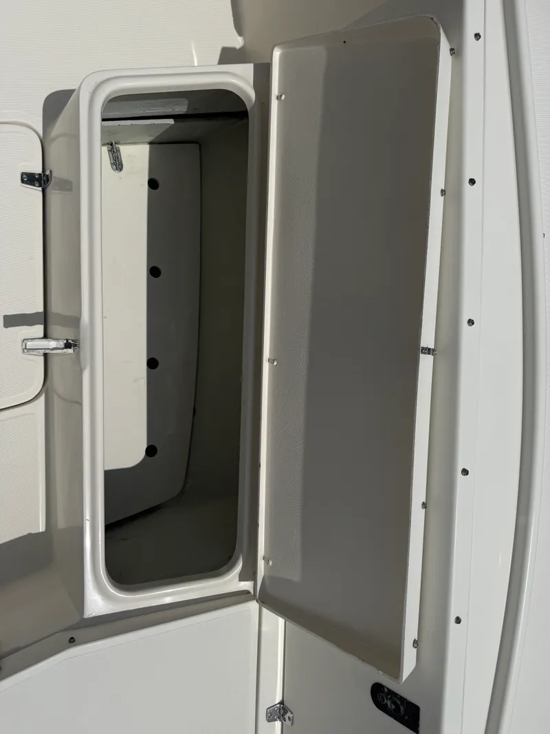 Slide: The Image of Pursuit 2870 CENTER CONSOLE 1999 - 42