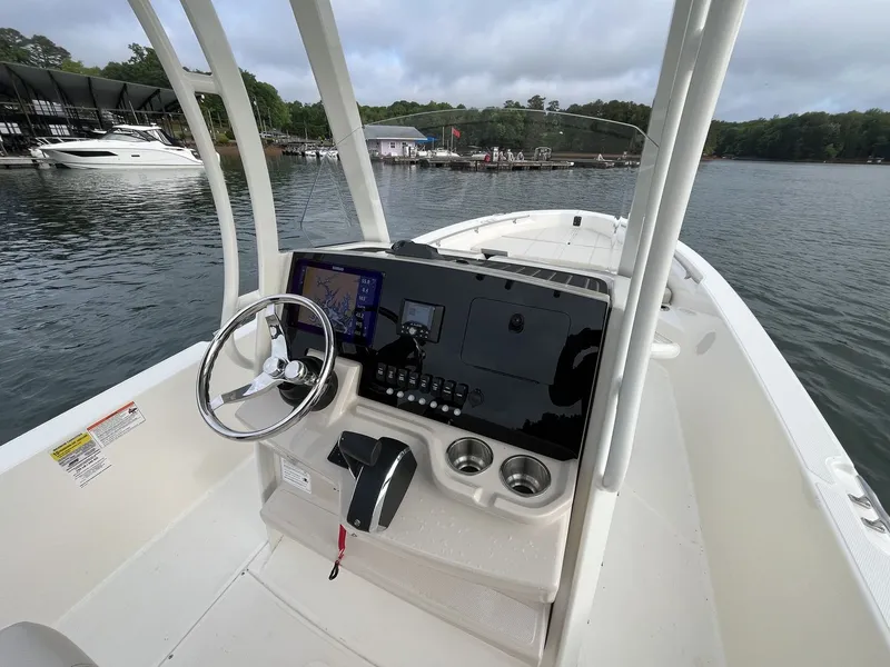 Slide: The Image of Boston Whaler 250 Dauntless 2026 - 11