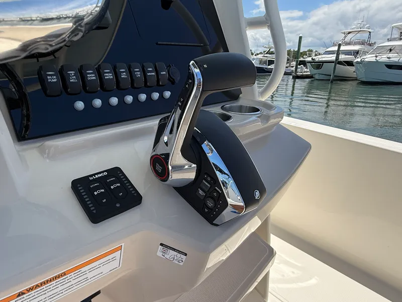 Slide: The Image of Boston Whaler 250 Dauntless 2026 - 18