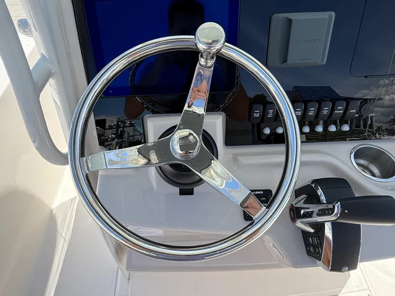 Slide: The Image of Boston Whaler 250 Dauntless 2026 - 19