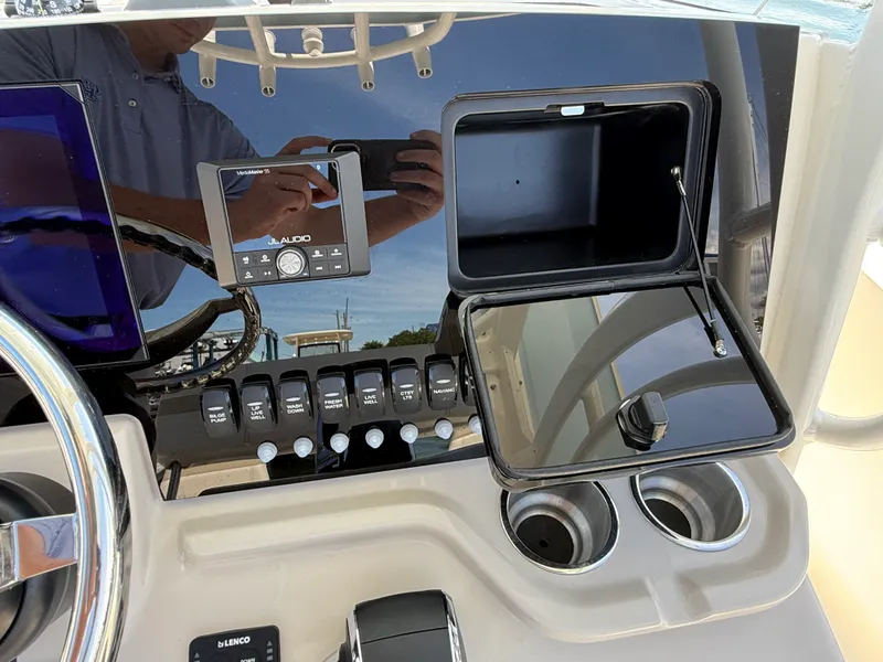 Slide: The Image of Boston Whaler 250 Dauntless 2026 - 20
