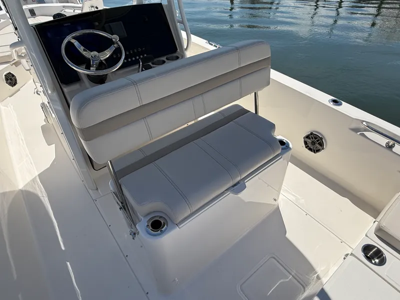 Slide: The Image of Boston Whaler 250 Dauntless 2026 - 16