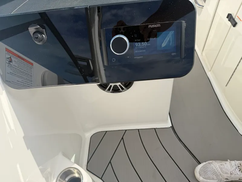 Slide: The Image of Sea Ray SDX 270 Surf 2025 - 5