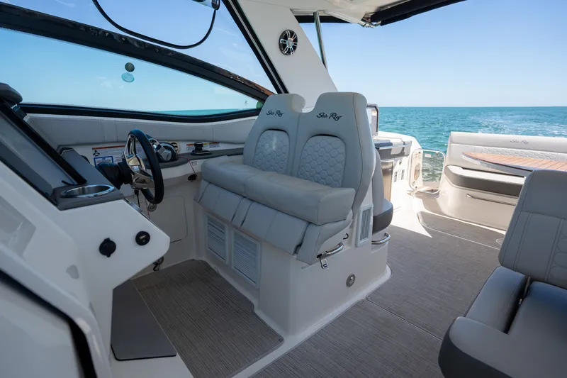 Slide: The Image of Sea Ray 320 DA OB 2020 - 22