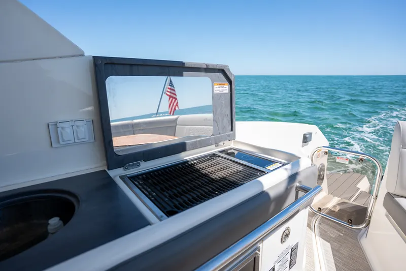 Slide: The Image of Sea Ray 320 DA OB 2020 - 19