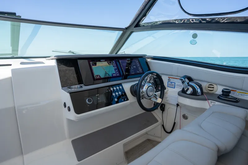 Slide: The Image of Sea Ray 320 DA OB 2020 - 21
