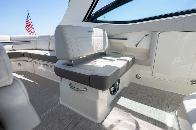 Slide: The Image of Sea Ray 320 DA OB 2020 - 23