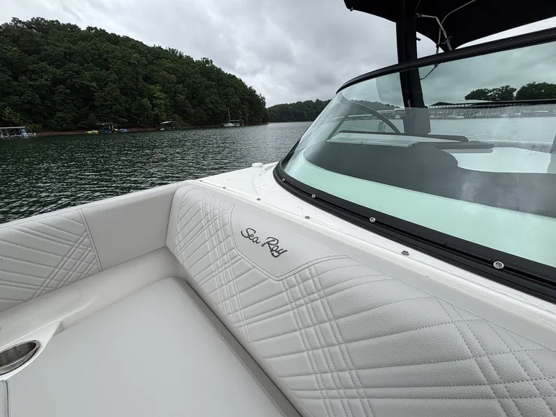 Slide: The Image of Sea Ray SDX 270 2026 - 16