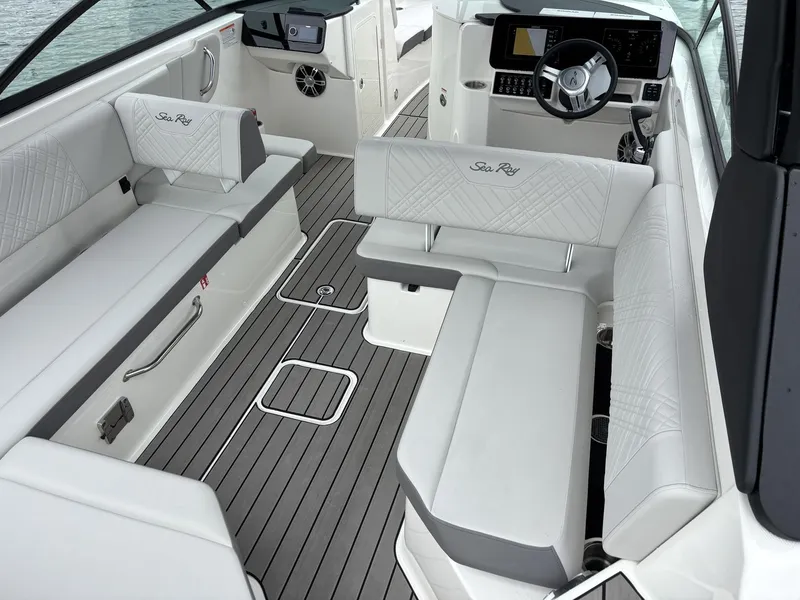 Slide: The Image of Sea Ray SDX 270 2026 - 18