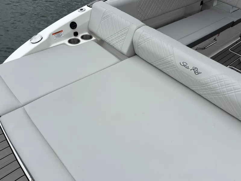 Slide: The Image of Sea Ray SDX 270 2026 - 20
