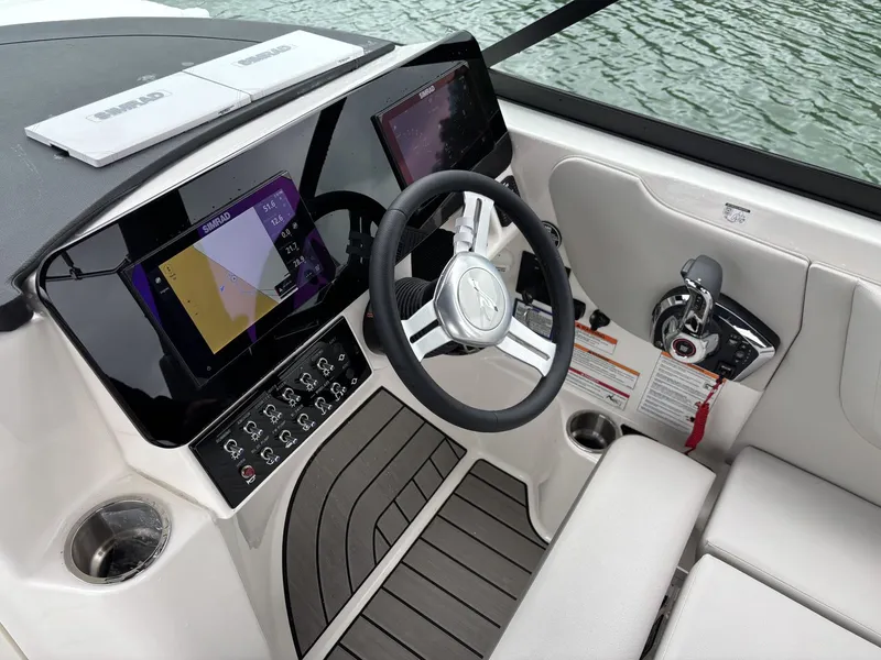 Slide: The Image of Sea Ray SDX 270 2026 - 6