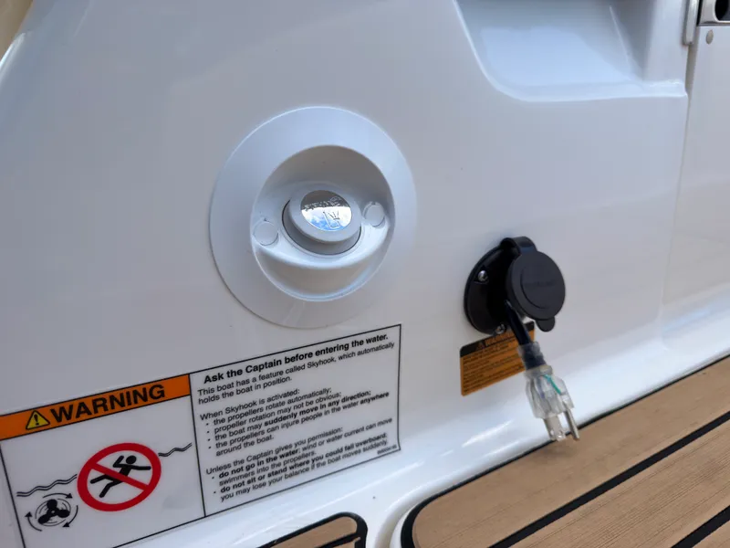Slide: The Image of Sea Ray SLX 280 Outboard 2026 - 18