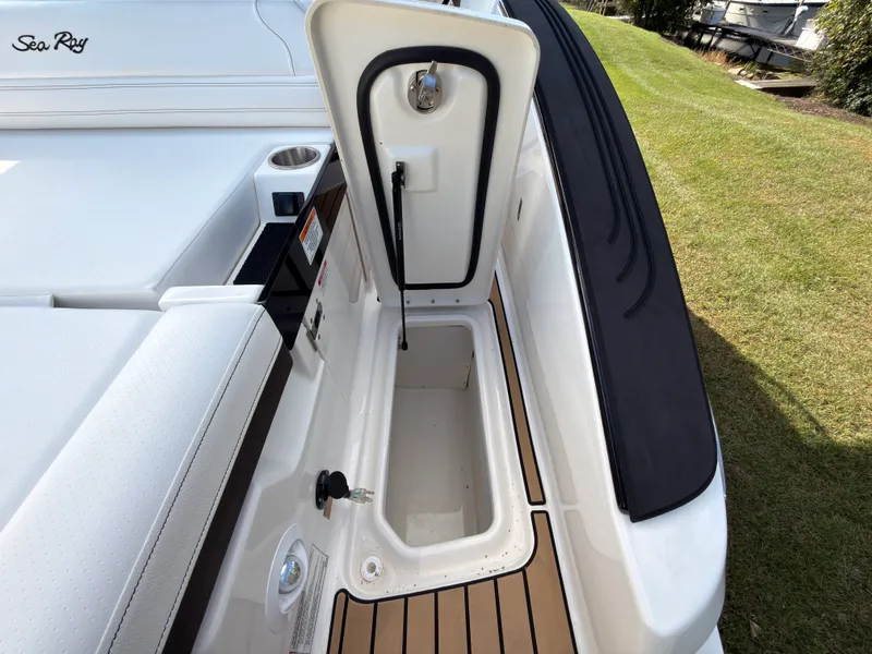 Slide: The Image of Sea Ray SLX 280 Outboard 2026 - 19