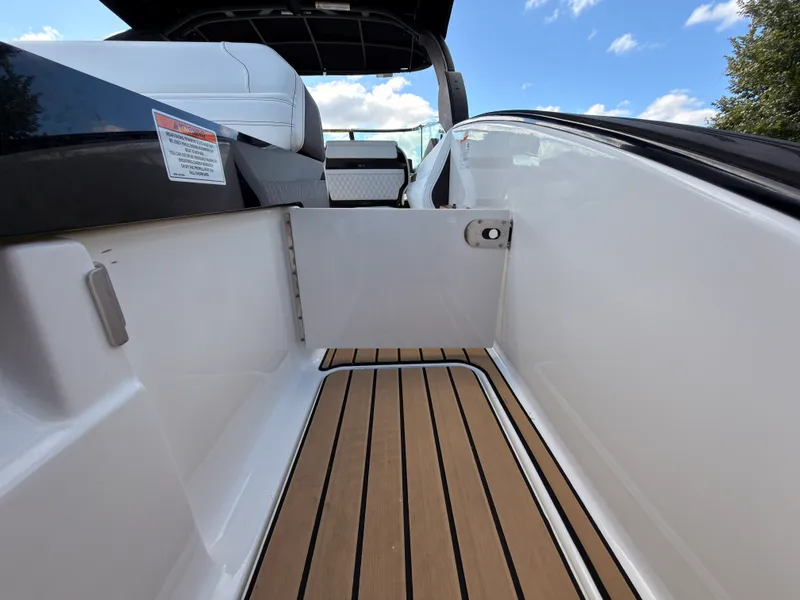 Slide: The Image of Sea Ray SLX 280 Outboard 2026 - 33