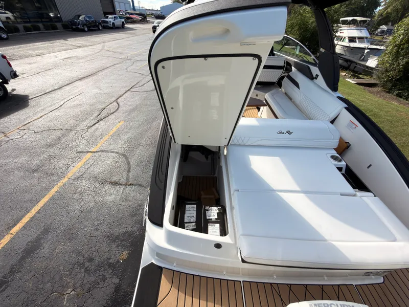 Slide: The Image of Sea Ray SLX 280 Outboard 2026 - 25
