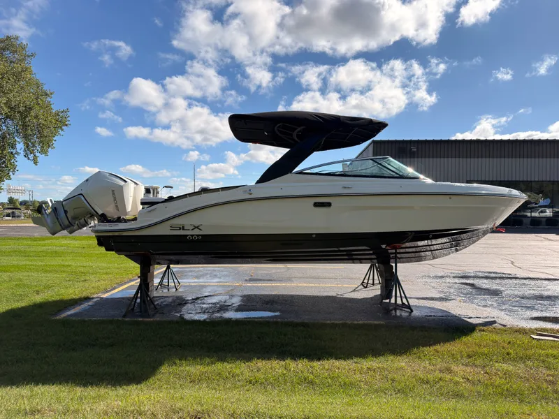 Slide: The Image of Sea Ray SLX 280 Outboard 2026 - 9