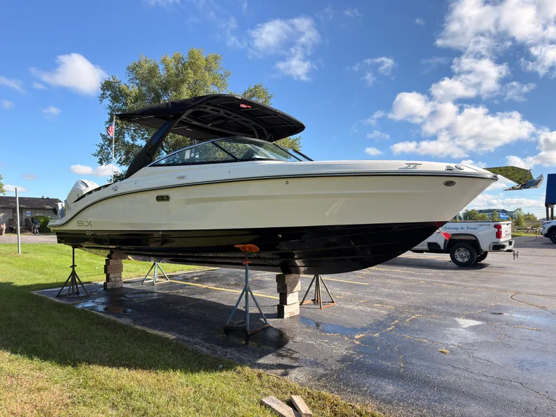 Slide: The Image of Sea Ray SLX 280 Outboard 2026 - 10
