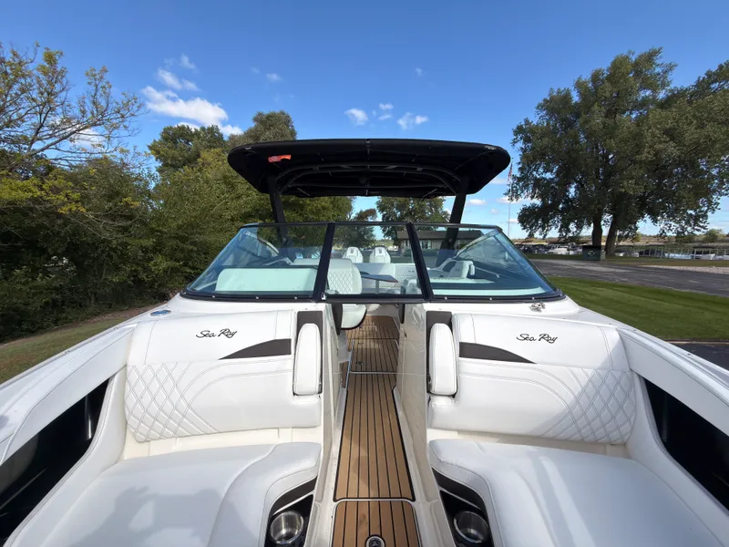 Slide: The Image of Sea Ray SLX 280 Outboard 2026 - 98