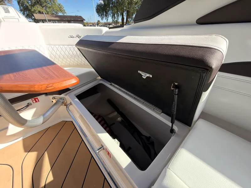Slide: The Image of Sea Ray SLX 280 Outboard 2026 - 44